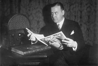 Huppertz, holding the printed version of the Metropolis score